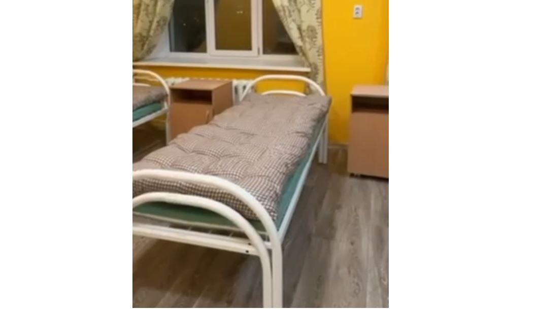 Семья капитана «Авангарда» Дамира Шарипзянова подарила новые матрасы детской больнице в Омске Фото: скриншот видео t.me/sharipzianovaVi