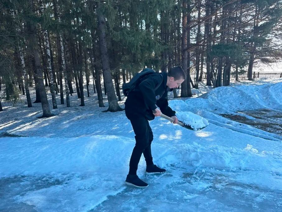 В Знаменском районе волонтеры привели в порядок памятник участникам Великой Отечественной войны