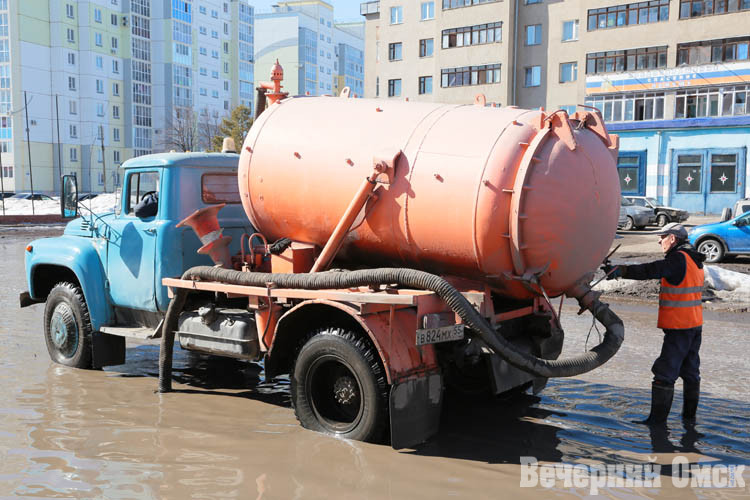Омские улицы спасают от талой воды
