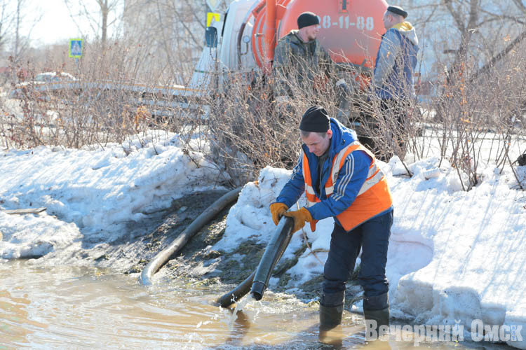 Омские улицы спасают от талой воды