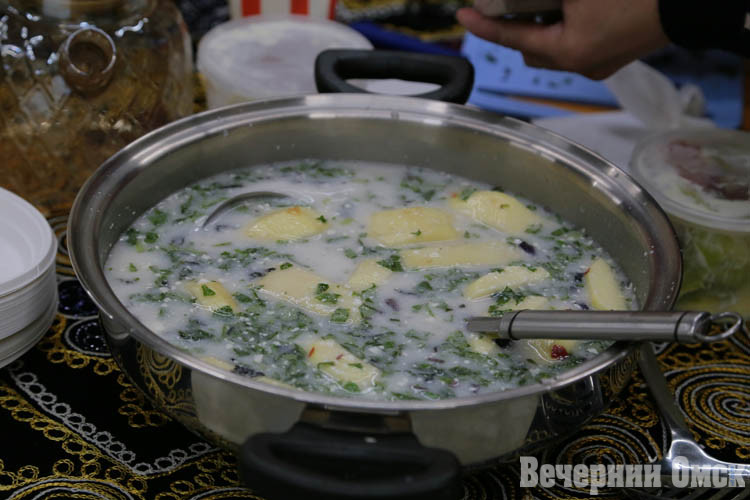 Байский чай, айран и плов: омичей познакомили с узбекской культурой