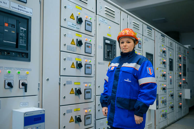 ХРУПКАЯ СИЛА. Электромонтер «Транснефть – Западная Сибирь» Юлия ДМИТРИЕВА 20 лет в «неженской» профессии