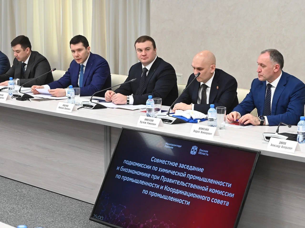 В Омске обсудили развитие химической промышленности Фото: управление пресс-службы губернатора и правительства Омской области