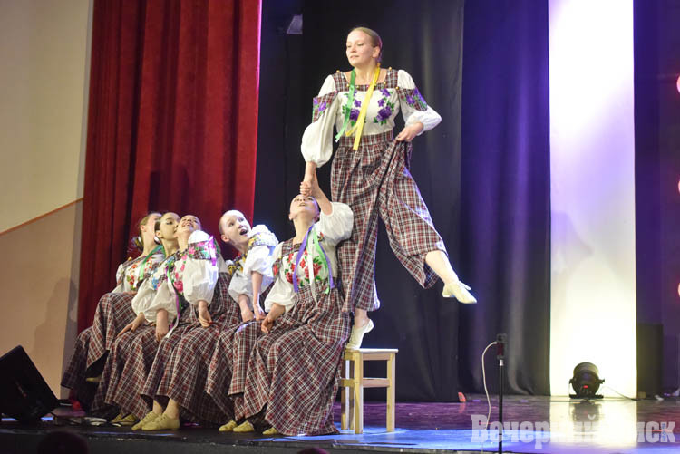 Костюм с изюминкой и танцующий диджей: в Омске открылась «Студенческая весна»