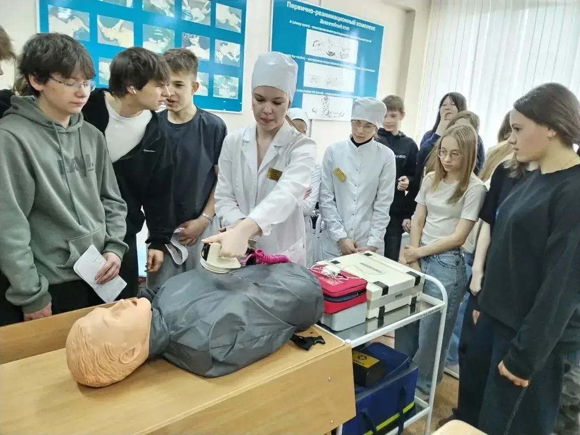 Школьники Омска попробовали себя в роли медиков на мастер-классах «Профессионалитета» Фото: Областной медицинский колледж