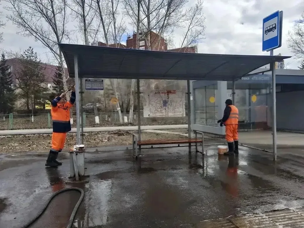 За сутки в Омске коммунальщики отмыли 21 остановку Фото: мэрия Омска