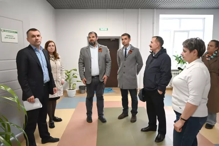 Представители партии «Единая Россия» проверили качество ремонта общежития ОмГАУ Фото: Анна Веселовская