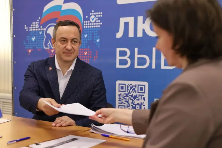 Александр Сальников и Михаил Каракоз подали документы на участие в предварительном голосовании «Единой России»