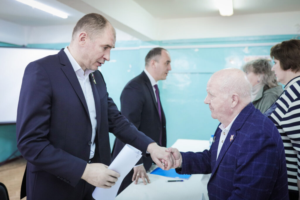 Дмитрий Перминов и Дмитрий Шишкин обсудили с жителями Амурского поселка вопросы благоустройства