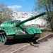 Танк Т-62 переедет из «Тополиного» в Октябрьский округ Омска Фото: мэрия Омска