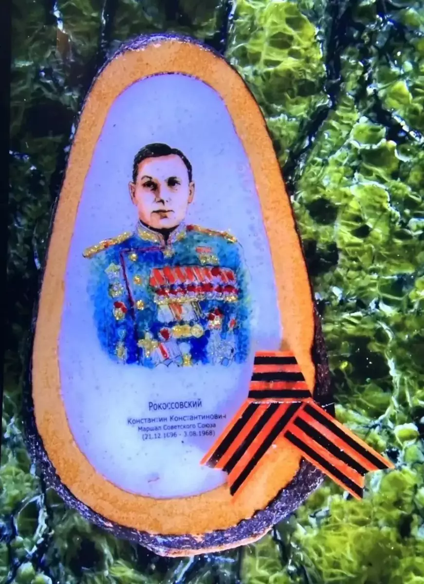 Омский микроминиатюрист Анатолий Коненко создал георгиевскую ленту на маковом зернышке