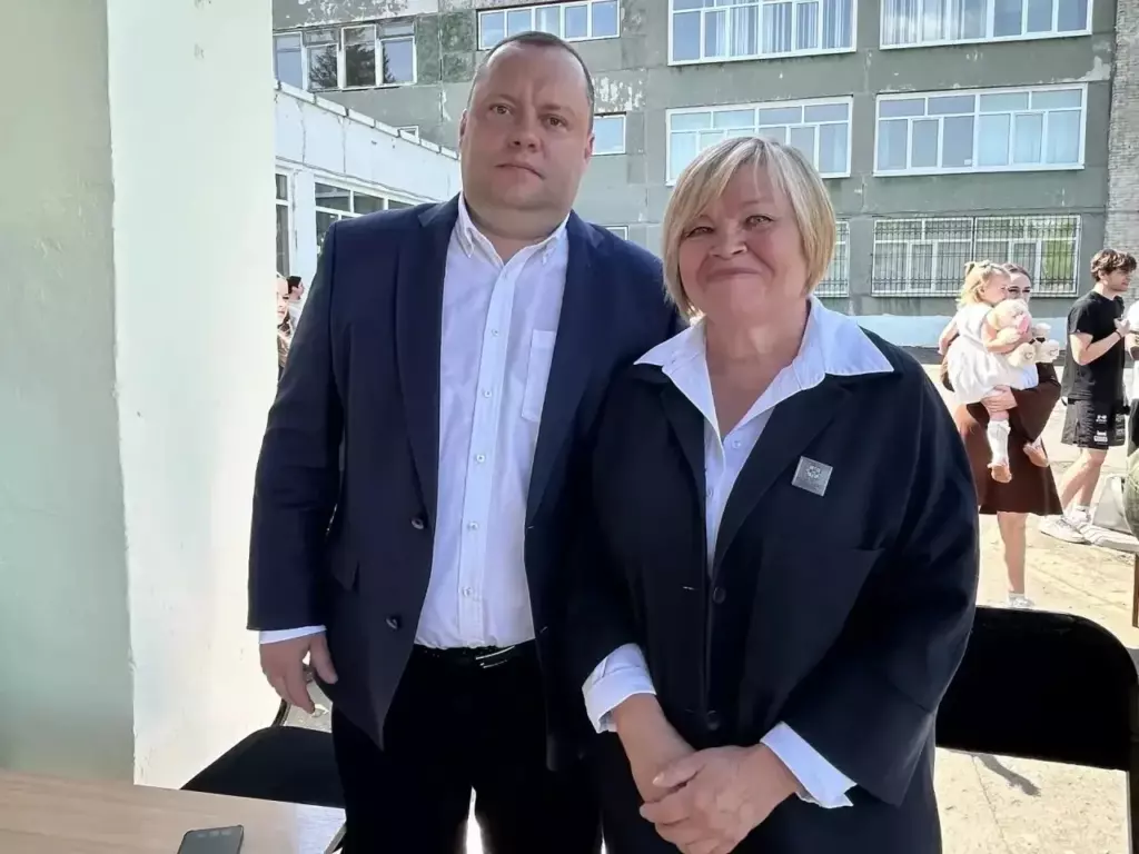 «В добрый путь!»: депутат Вячеслав Васильев поздравил выпускников омской школы № 36
