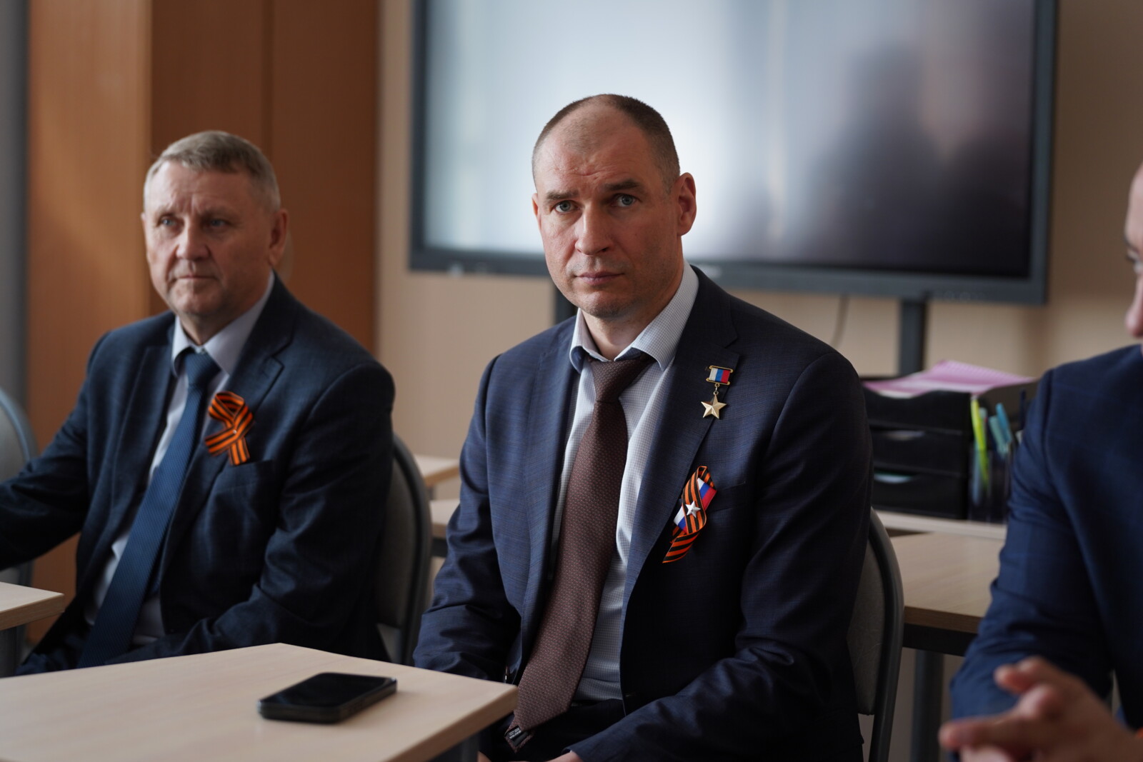 Герой России, сенатор РФ Дмитрий Перминов проверил, как в Любимовке отремонтировали школу, ФАП и ДК Фото: Дарья Бородулина