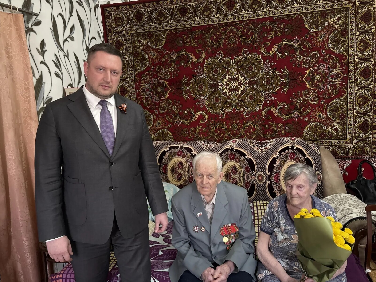 Участника Великой Отечественной войны Николая Рыбака поздравил замминистра природных ресурсов Омской области Участника Великой Отечественной войны Николая Рыбака поздравил замминистра природных ресурсов Омской области