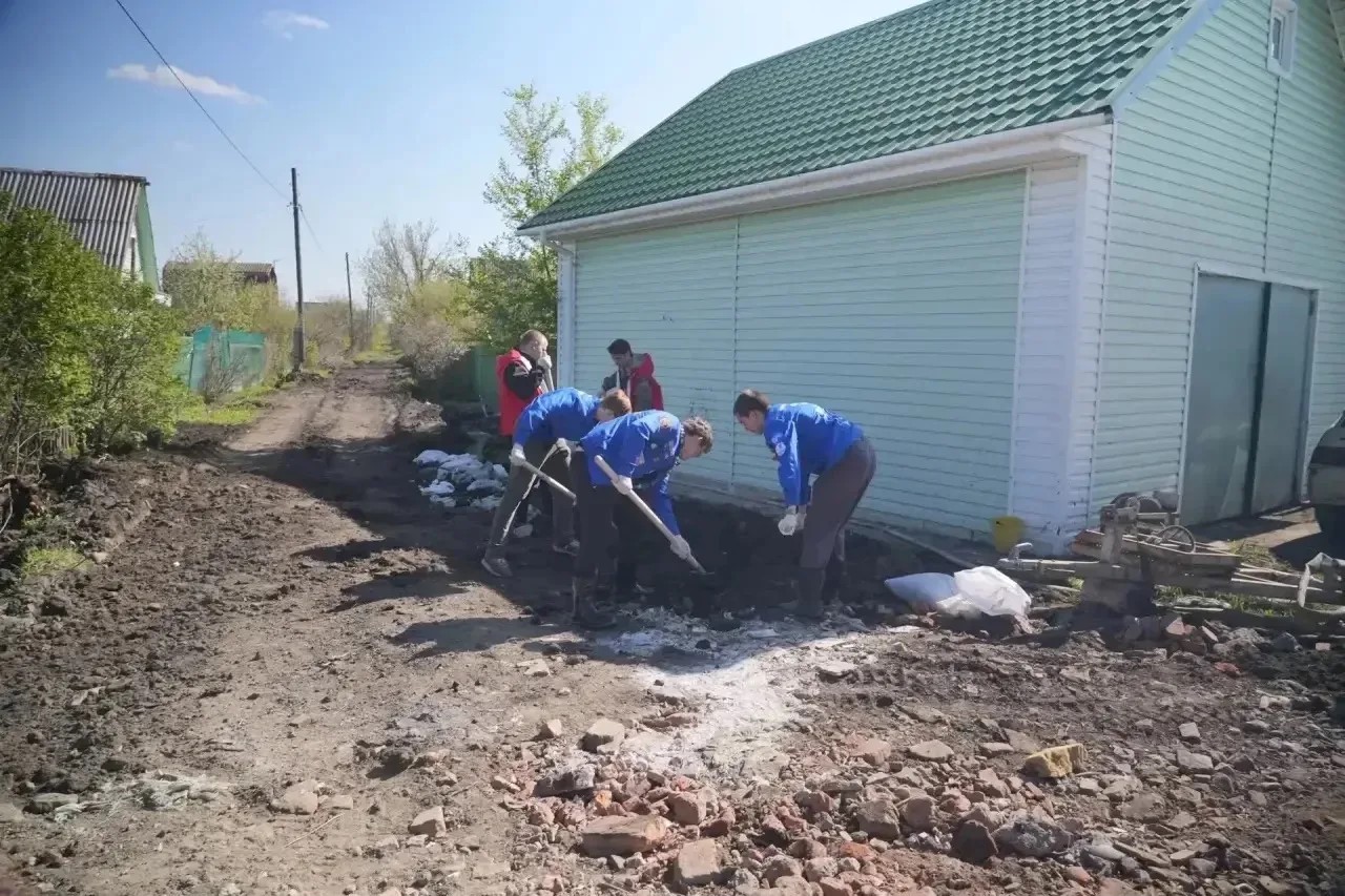 Омские студотряды помогают устранять последствия подтопления в Осташково фото предоставлено упреавлением пресс-службы губернатора и правительства Омской области