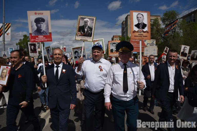 В акции "Бессмертный полк" приняли участие почти 100 тысяч омичей