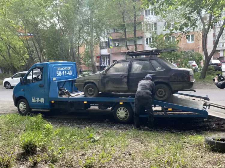 Дворы Левобережья освобождают от забытых автомобилей