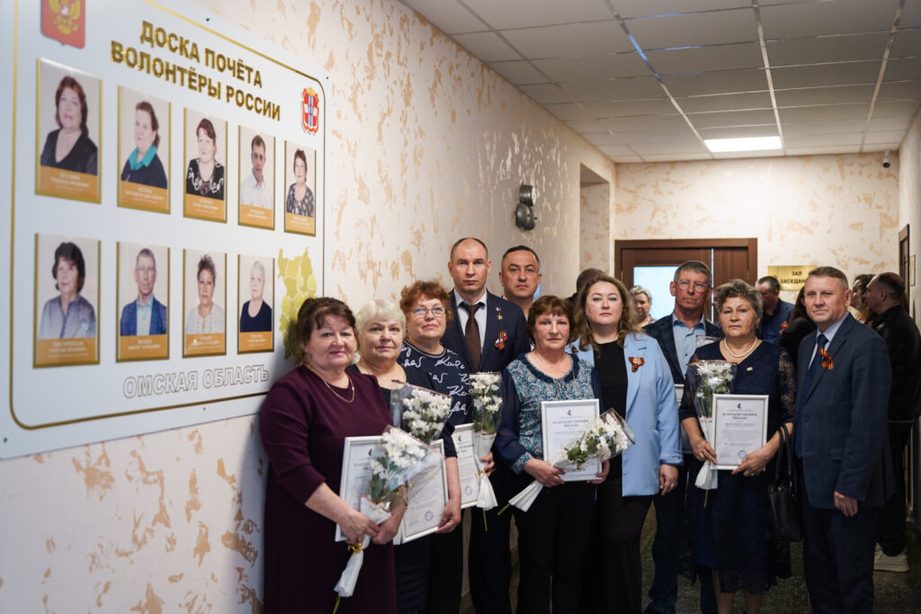 В Оконешниково Герой России, сенатор РФ Дмитрий Перминов открыл доску почета волонтерам, помогающим бойцам СВО