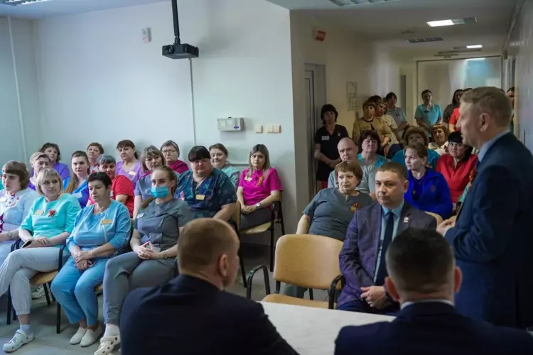 Дмитрий Перминов и Михаил Каракоз осмотрели объекты социальной сферы в Оконешниково