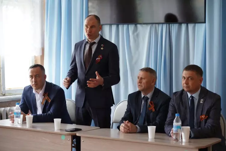 Дмитрий Перминов и Михаил Каракоз осмотрели объекты социальной сферы в Оконешниково