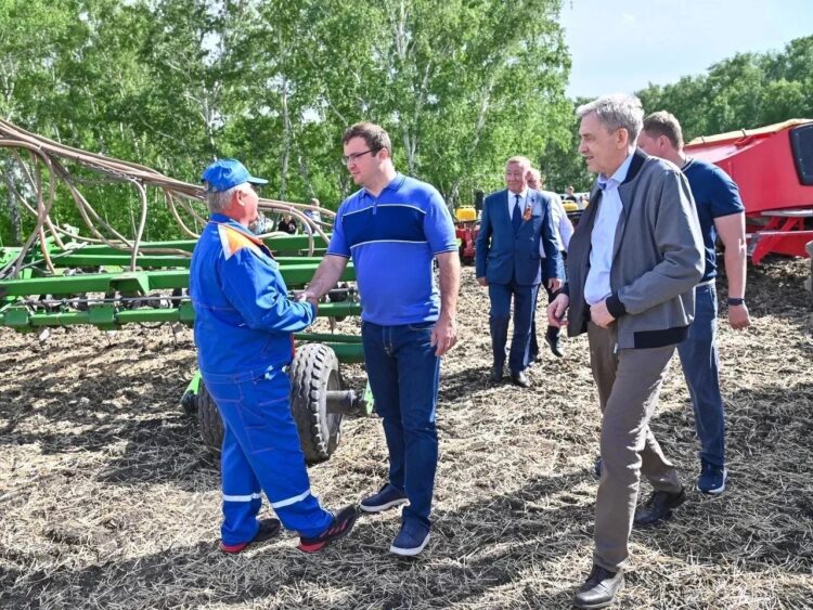 Губернатор посетил сельхозпредприятие в Павлоградском районе