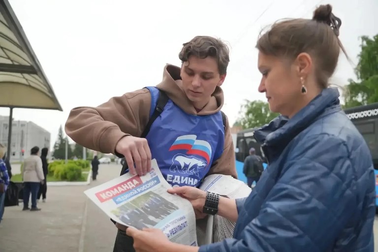 Волонтеры рассказывают жителям Омской области о предварительном голосовании и Народной программе "Единой России"