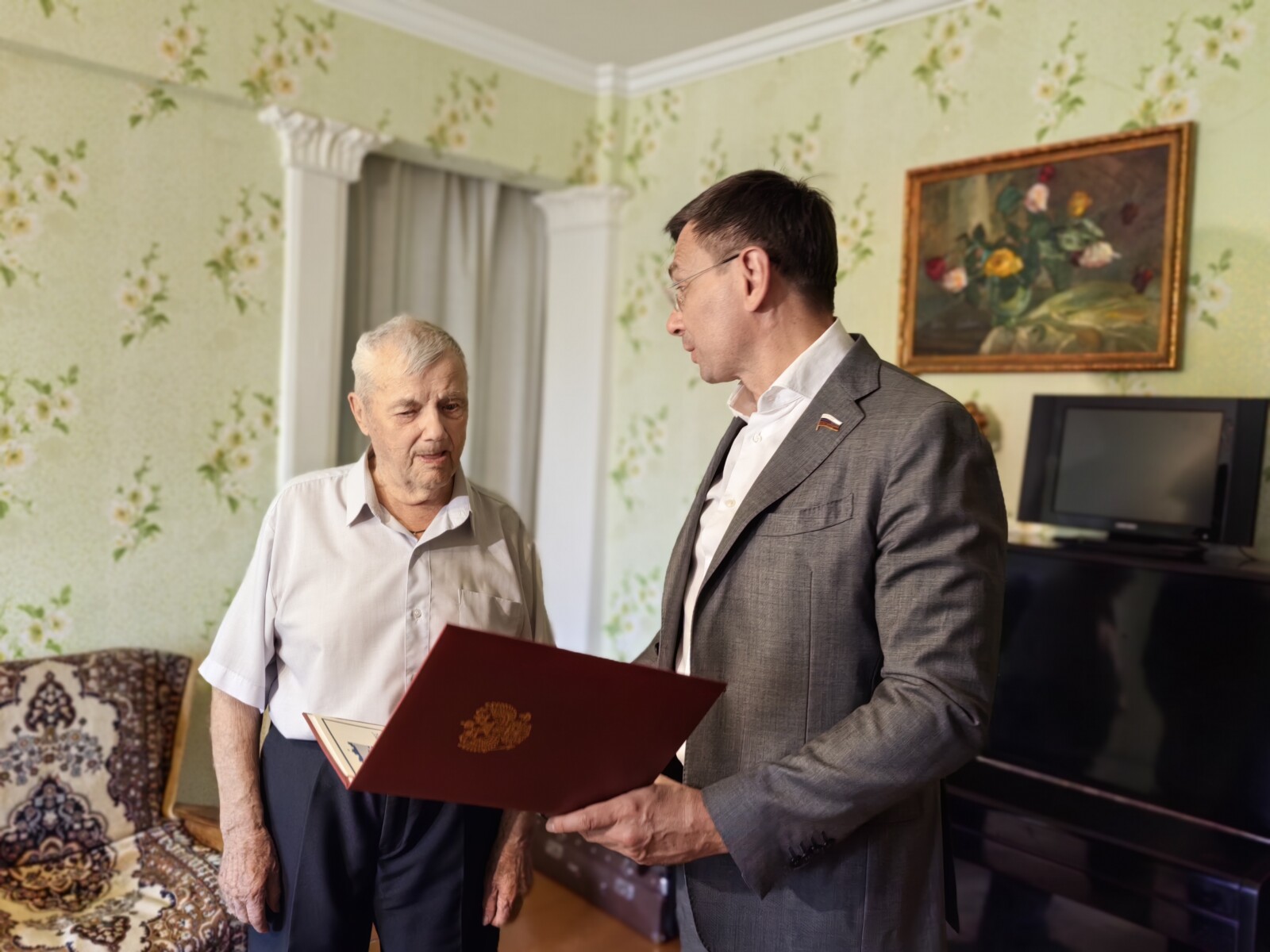 Депутат Госдумы Игорь Антропенко в Омске в преддверии 9 Мая навестил ветерана Василия Смирнова Фото: Егор Онопа