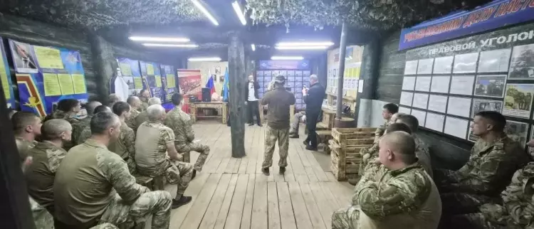 Артемов и Бондаренко вручили бойцам в зоне спецоперации награды Омской области