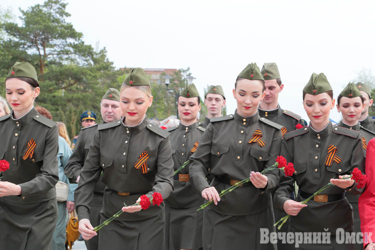 Мэр Омска Сергей Шелест возложил цветы к мемориалу на бульваре Победы