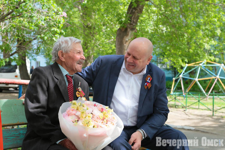 Мэр лично поблагодарил омского поэта за подаренные книги Фото: Владимир Казионов