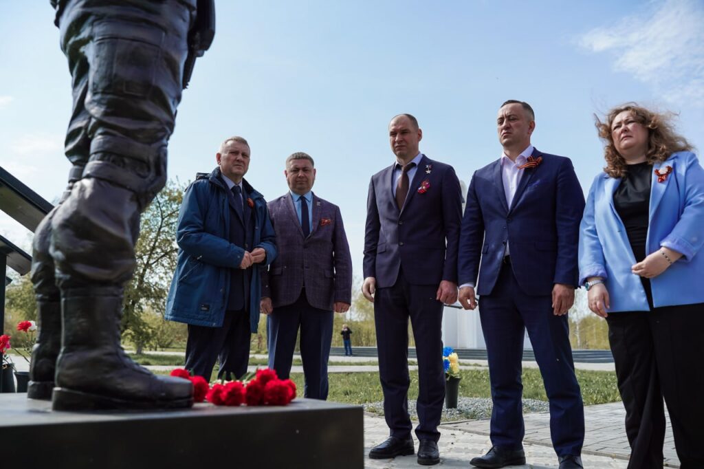 В Оконешниково Герой России, сенатор РФ Дмитрий Перминов открыл доску почета волонтерам, помогающим бойцам СВО