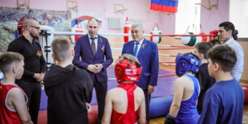 Дмитрий Перминов поздравил ветерана и встретился с юными боксерами Фото: Ева Якубович