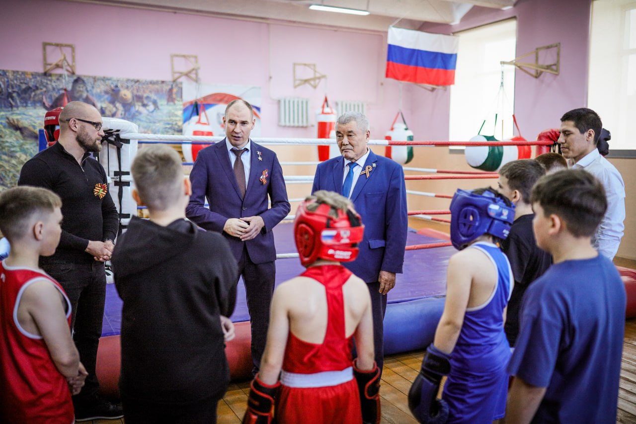 Дмитрий Перминов поздравил ветерана и встретился с юными боксерами Фото: Ева Якубович
