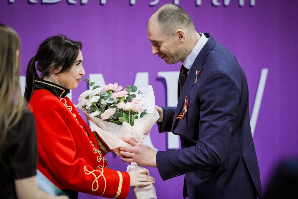 В Омске Дмитрий Перминов наградил чемпионок турнира «Путь к Олимпу»