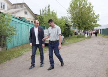 Омичи попросили Дмитрия Перминова посодействовать в ремонте дороги на 1-й Проселочной Фото: Ева Якубович
