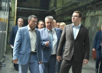 Виталий Хоценко оценил производственный потенциал омского завода «Высокие технологии» Фото: правительство Омской области