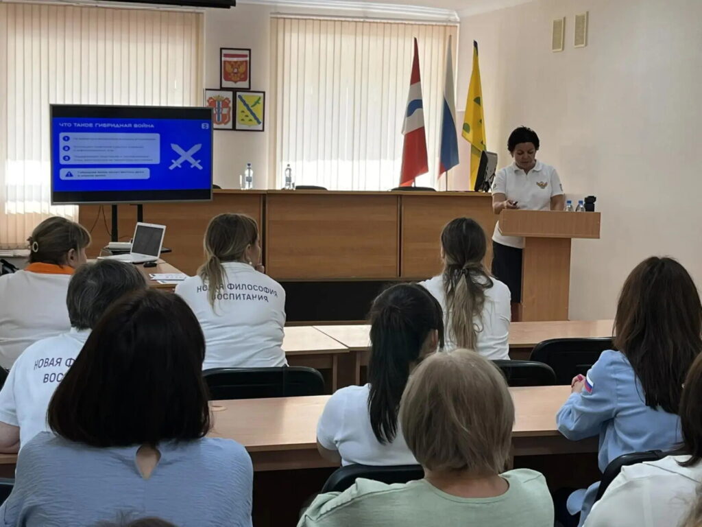 В Нововаршавском районе родителям рассказали об угрозах из интернета