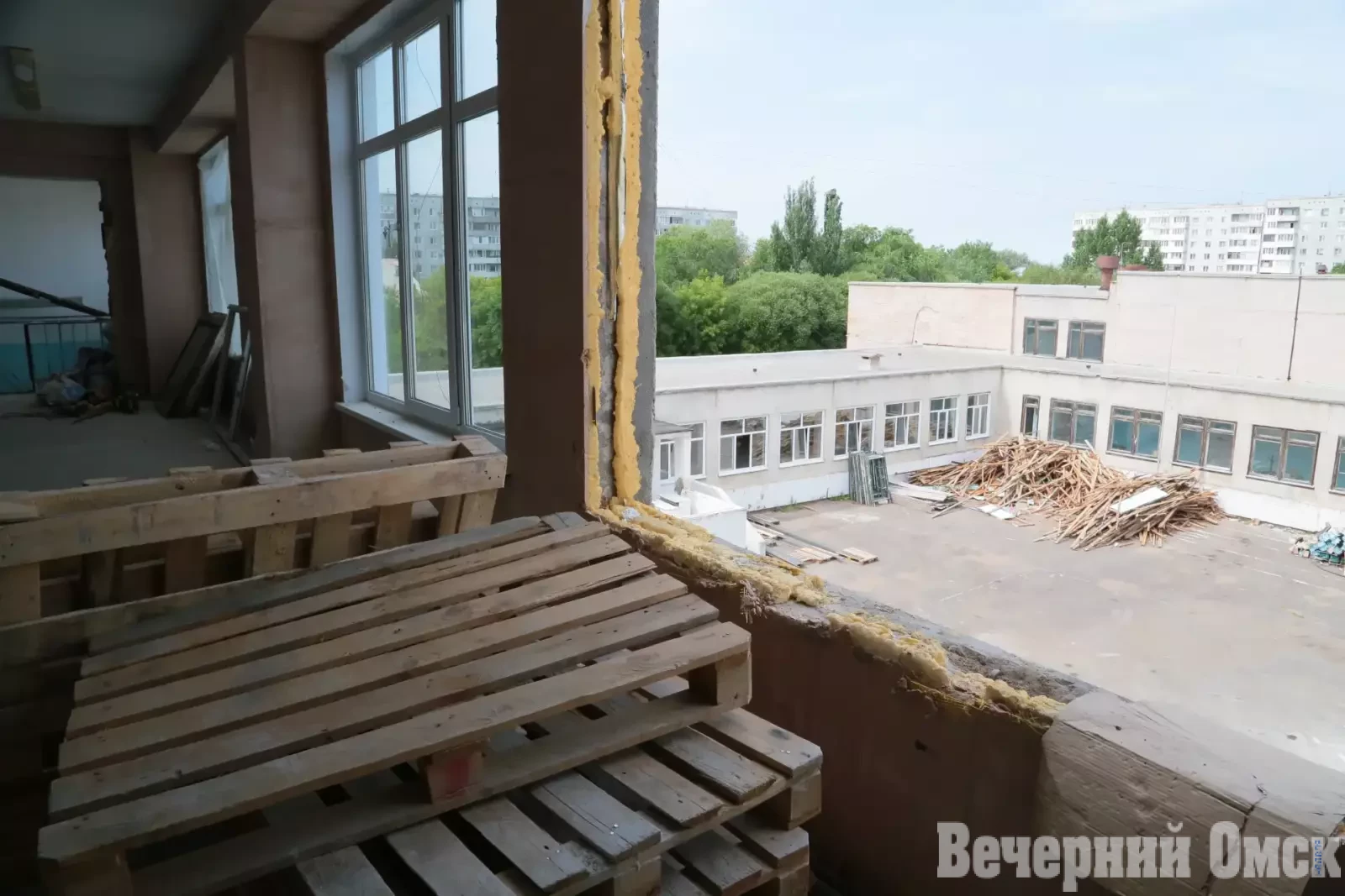 Школу № 122 в микрорайоне Чередовом отремонтируют к 1 сентября
