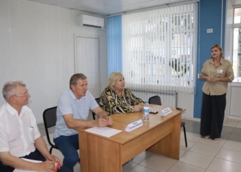 Депутаты Бойко и Баландина выслушали просьбы соцработников Седельниковского района Фото: Алексей Бастрон