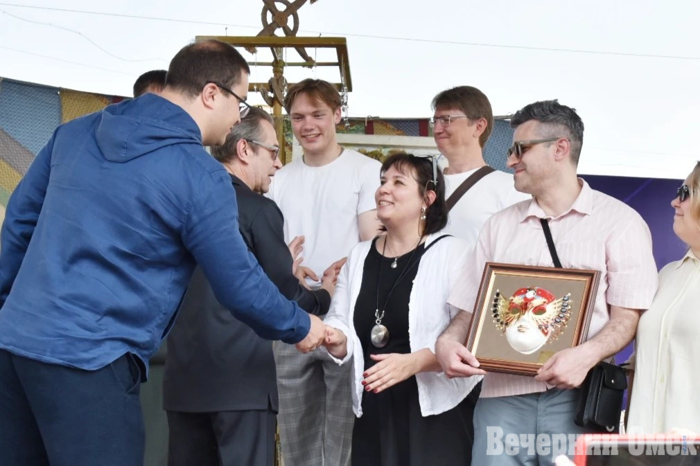 Хоценко и Машков оценили уличные спектакли на «Театральном Любинском» в Омске