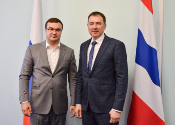 Губернатор Омской области провел первую рабочую встречу с новым гендиректором ОНПЗ Фото: управление пресс-службы губернатора и правительства Омской области