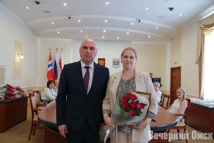 Спасибо за труд и теплоту сердец: в Омске поздравили работников социальной службы