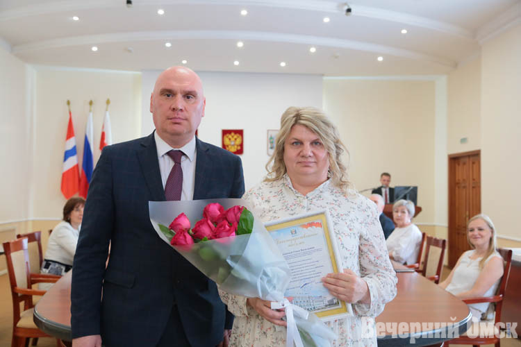 Спасибо за труд и теплоту сердец: в Омске поздравили работников социальной службы