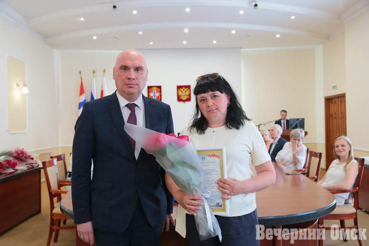 Спасибо за труд и теплоту сердец: в Омске поздравили работников социальной службы