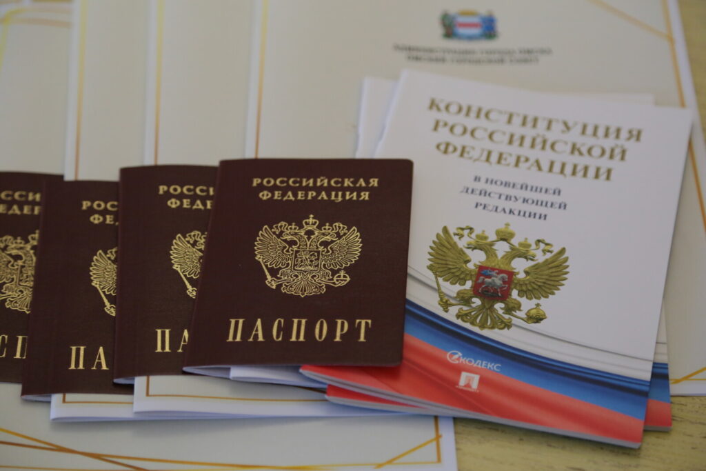 Омские школьники получили паспорта в преддверии Дня России