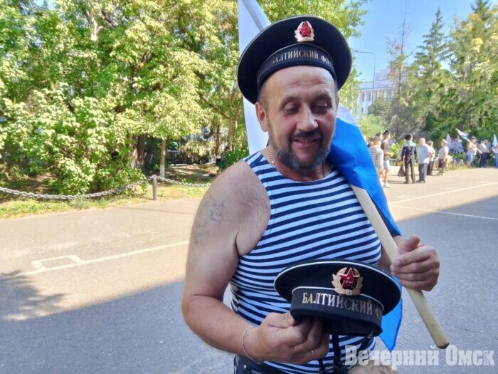 Теща, награды и бескозырка: в Омске отметили День ВМФ