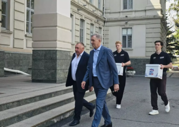 «Единая Россия» подала в облизбирком документы для регистрации партийного списка на выборы в Заксобрание Фото: Антон Маликов