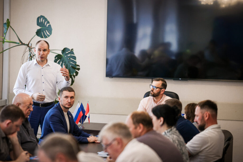 Герой России Дмитрий Перминов собрал наказы работников омского завода, где всю жизнь трудилась его мама
