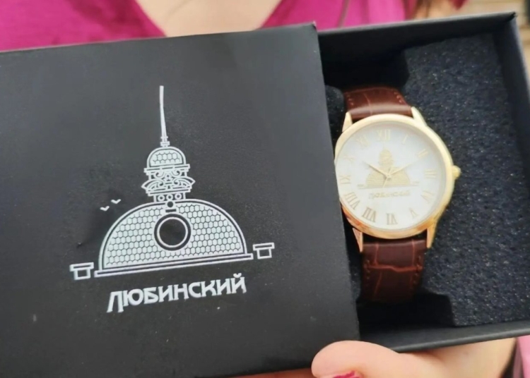 Точная примета и час на звукозапись: как художник-оформитель написала песню об Омске