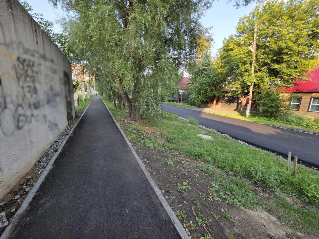 В частном секторе Омска появляются асфальтированные дороги вместо грунтовых